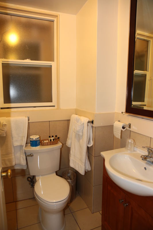 Nash Hotel Private Bathroom